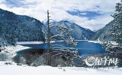 九寨沟冬季的长海，白雪皑皑